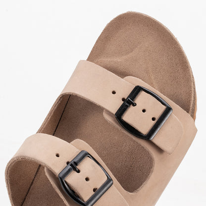 Detalhe das tiras em couro nobuck areia da sandalia masculina Polo Urban Zion