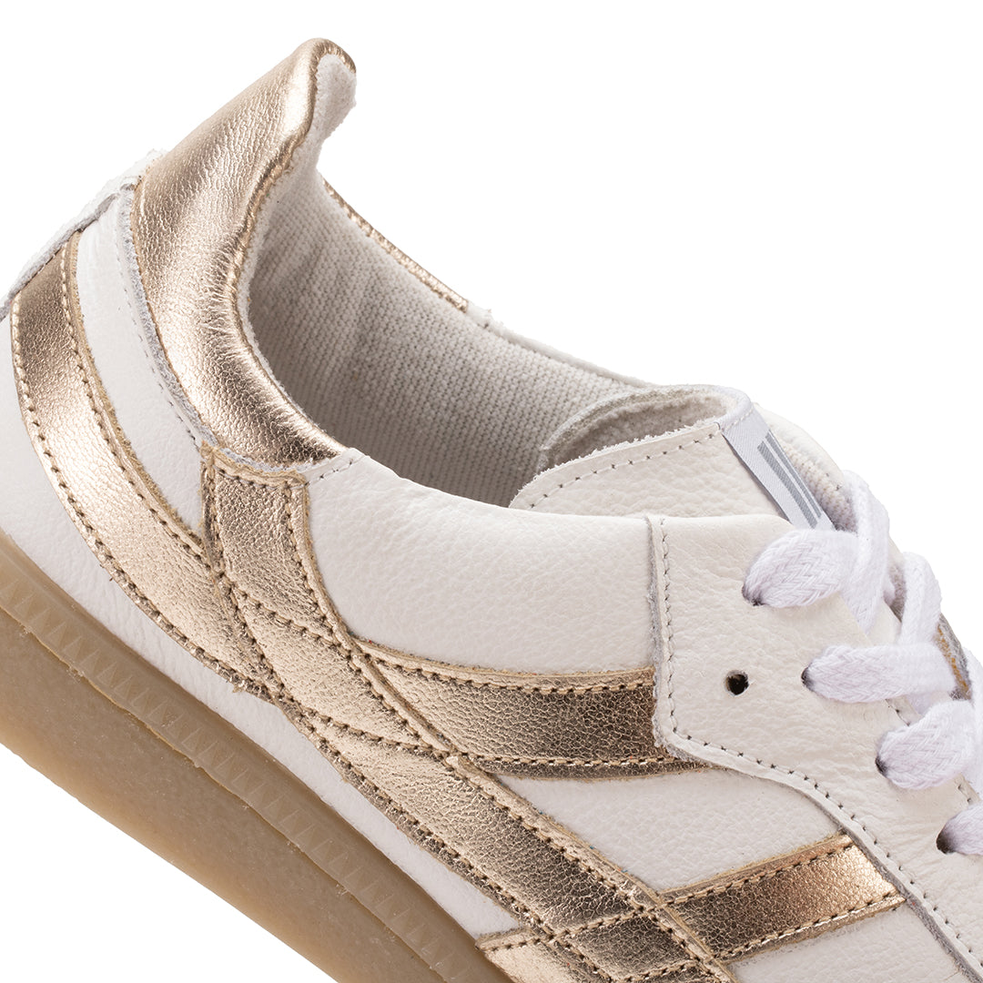 Mulher usando tenis feminino Chloe casual couro premium - look casual