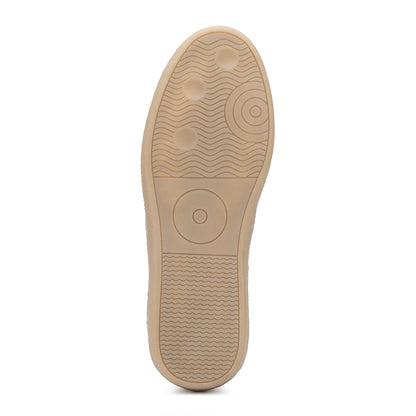 Mulher usando tenis feminino Chloe casual couro premium - detalhe nos pes