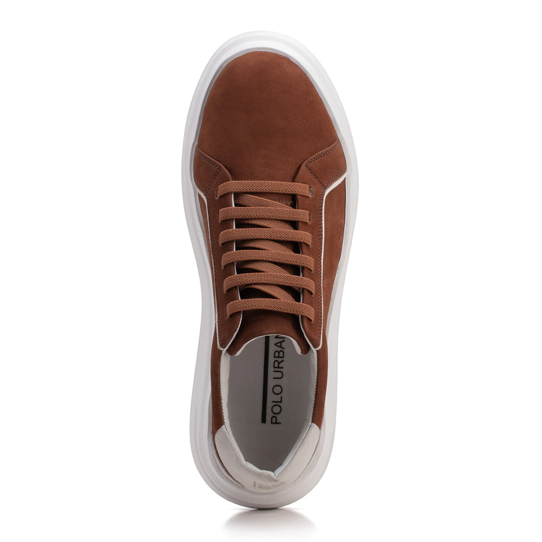Tenis casual masculino couro nobuck sola alta - vista de cima detalhe marca