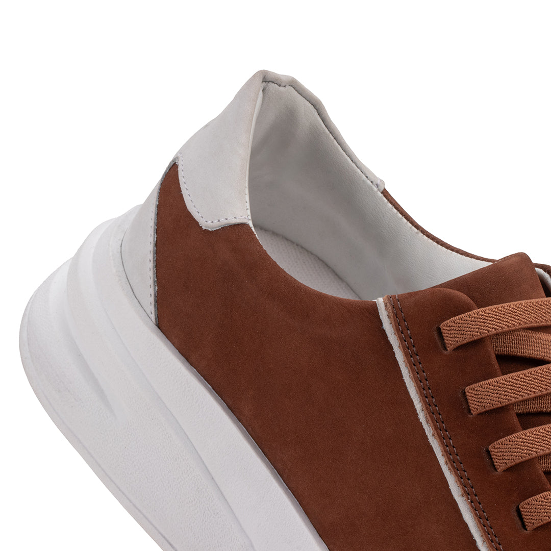 Tenis casual masculino couro nobuck sola alta - detalhe costura